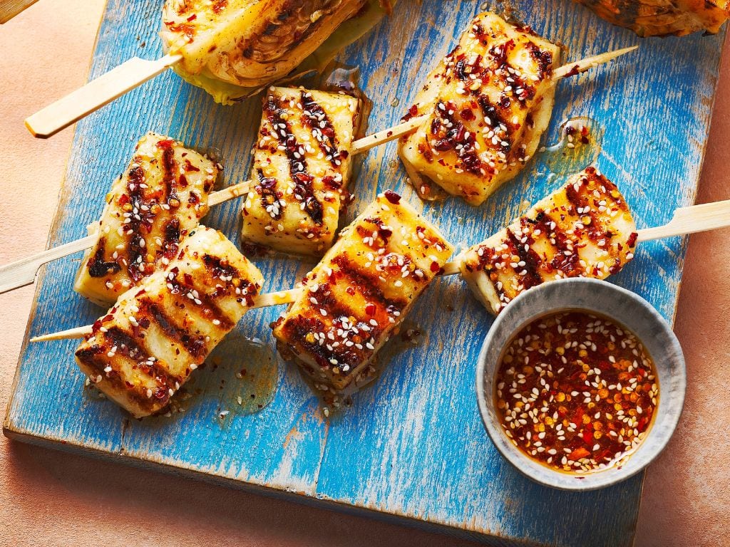 Honing-sesam-halloumispiesjes, geserveerd met honingglaze