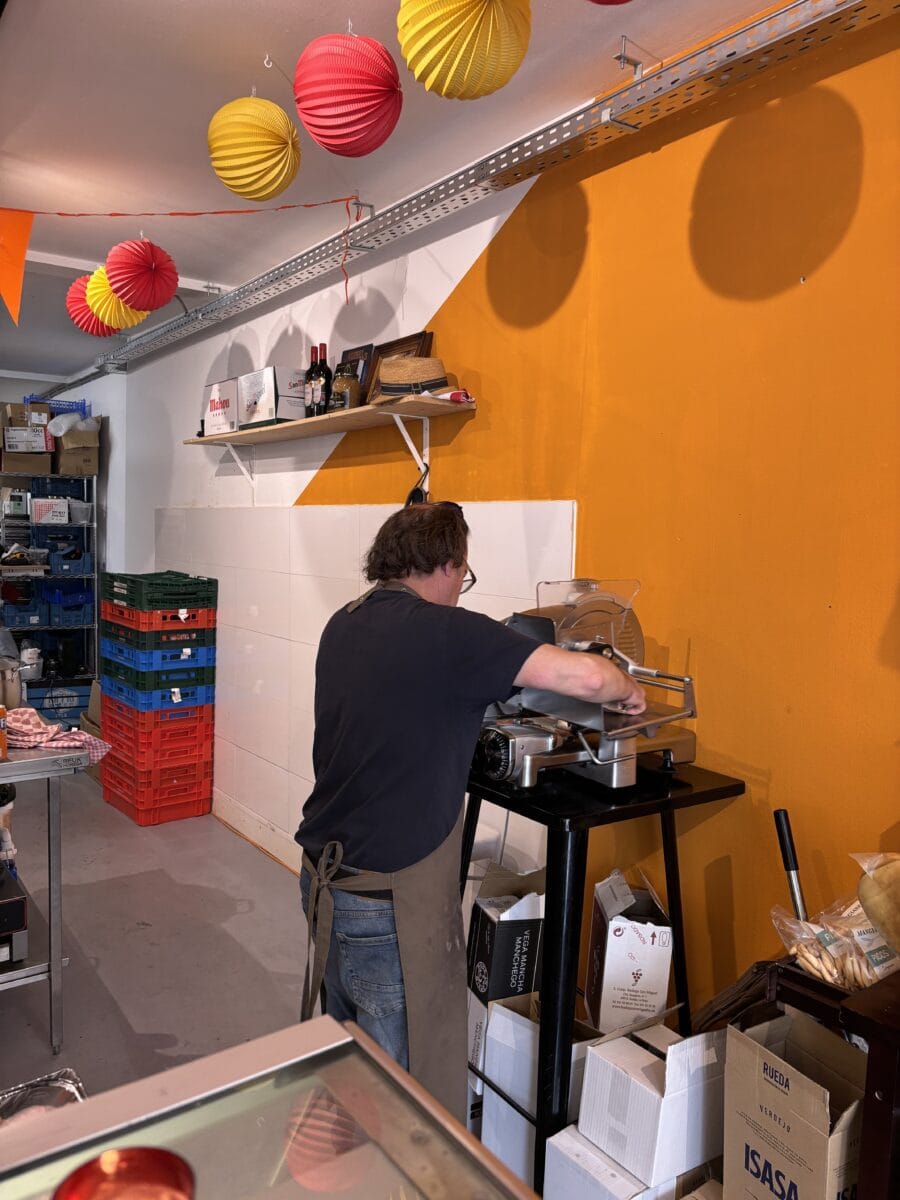 Jésus aan het snijden bij Bocata Utrecht