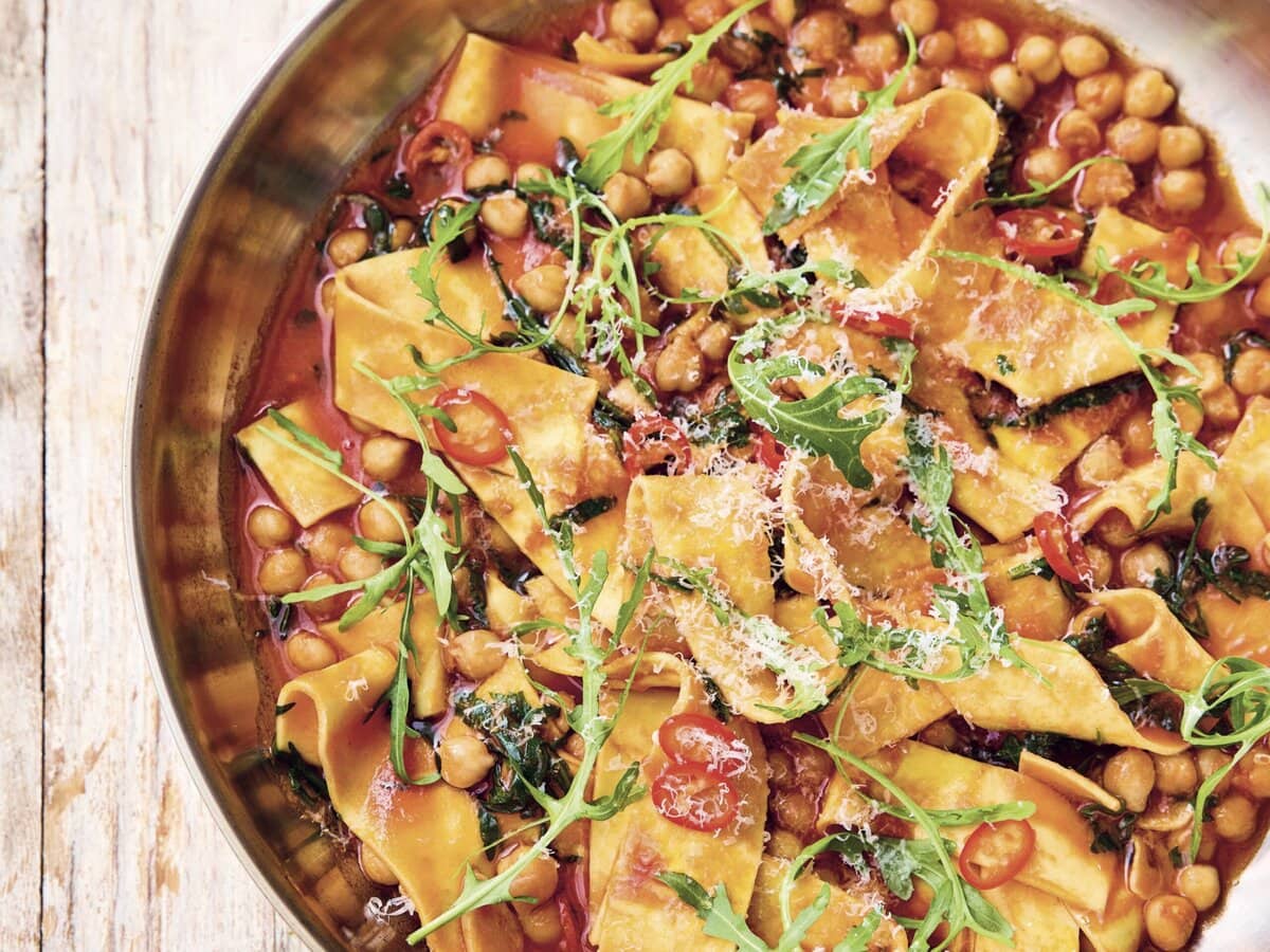 Pan met pasta arrabiata met kikkererwten, rucola, rode peper en parmezaan
