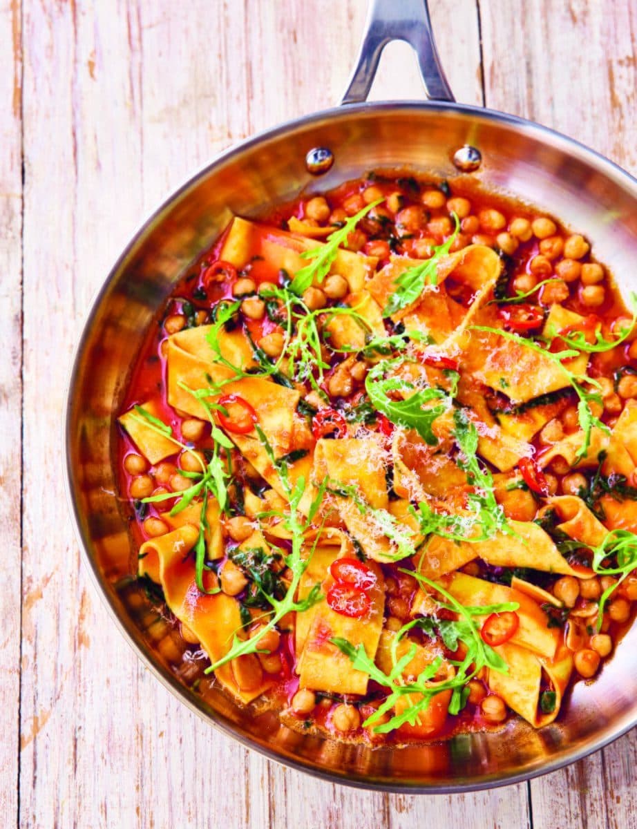 Pan met pasta arrabiata met kikkererwten, rucola, rode peper en parmezaan