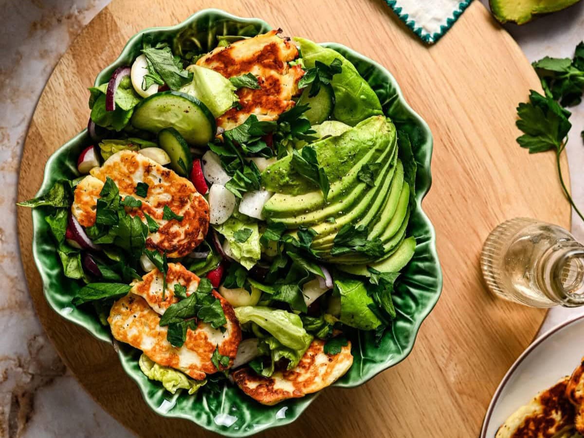 Salade met onder andere krokante halloumi, avocado, komkommer, radijs en ui