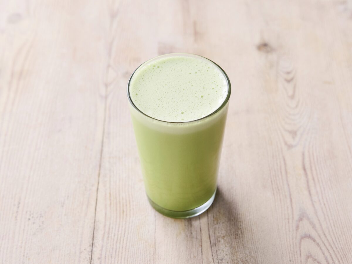 Glas met een matcha & kefir smoothie