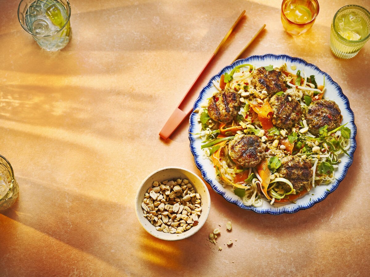 Noedelsalade met sereh-varkensburgertjes en pinda's