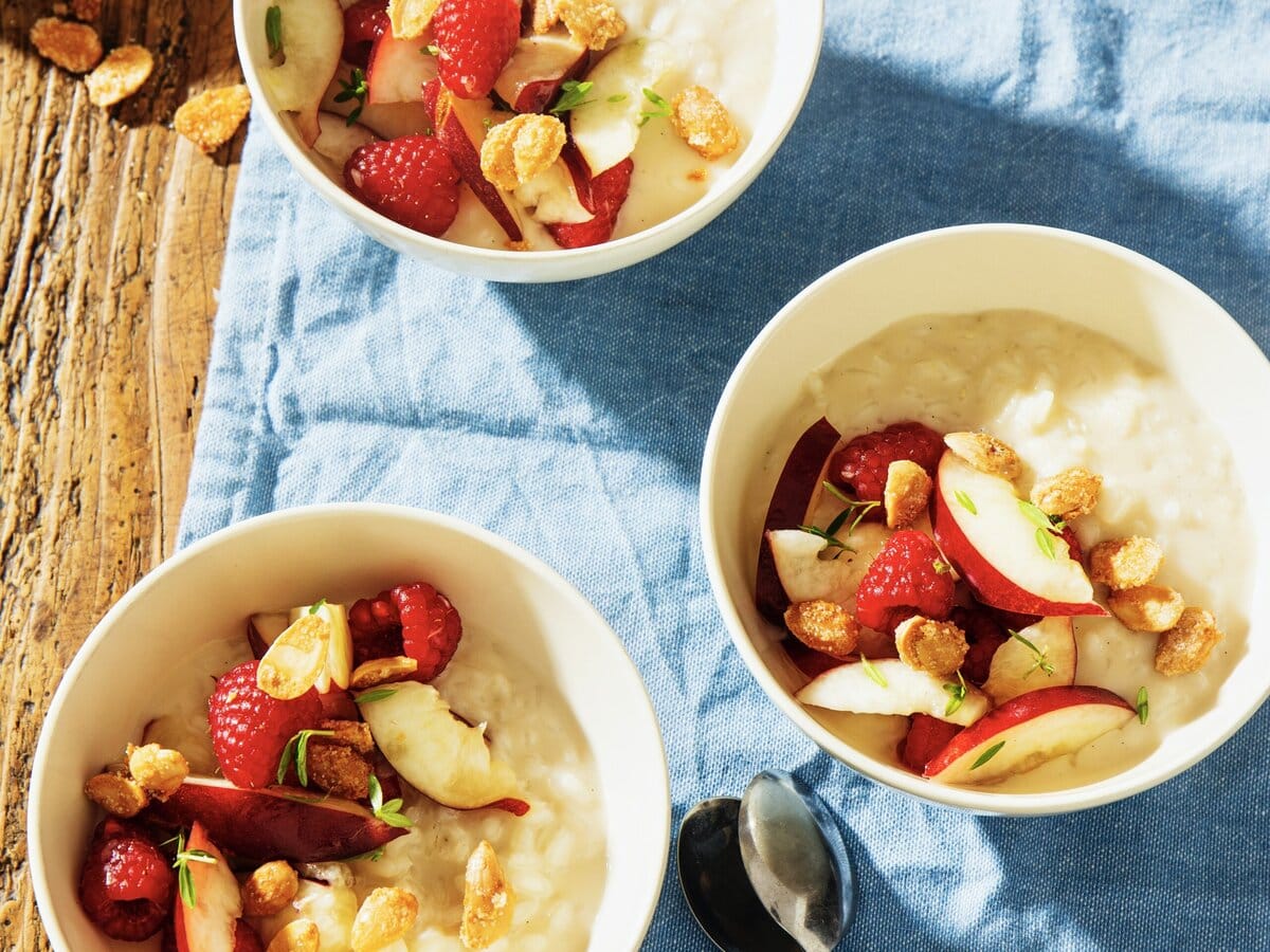 3 bakjes met rijstpudding met zomerfruit en amandelcrunch