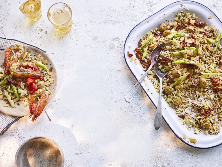 Rijstsalade met geblakerde lente-ui en olijven
