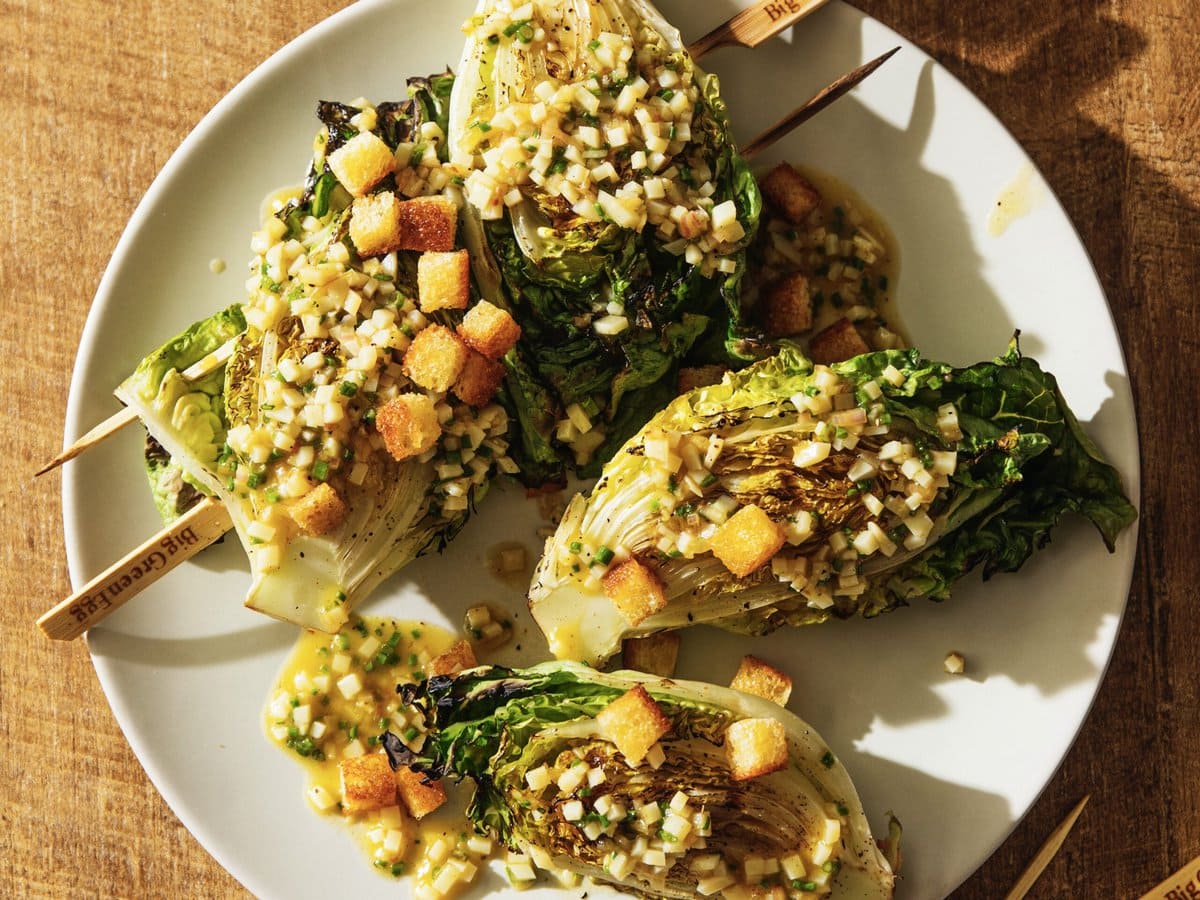Slaspiesjes van de barbecue met manchego en sherryazijndressing
