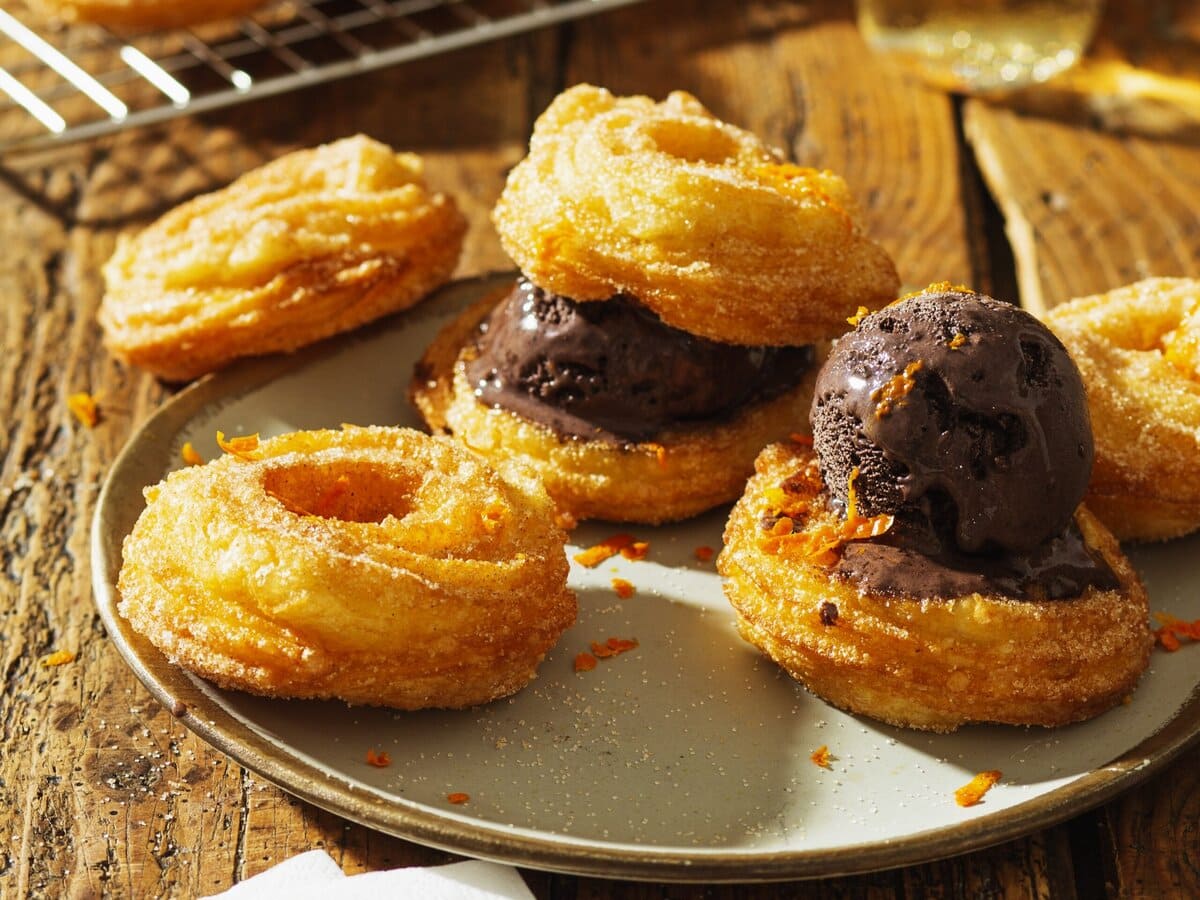 Churros met chocolade-ijs op een bord en ovenrek