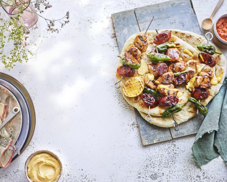 Sticky kip-chorizospiesjes met olijfolieplatbrood