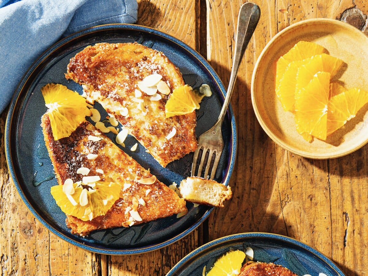 Torrijas met amandelschaafsel en stukjes sinaasappel erop
