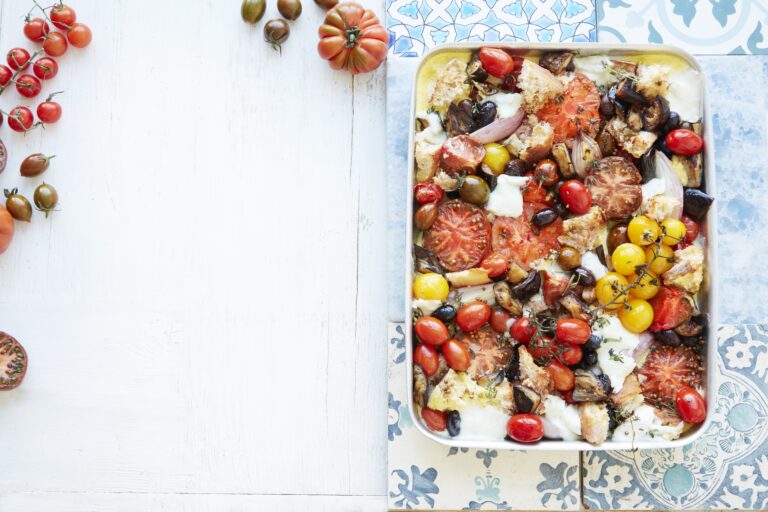 Makkelijke traybake met tomaat, aubergine en zuurdesem