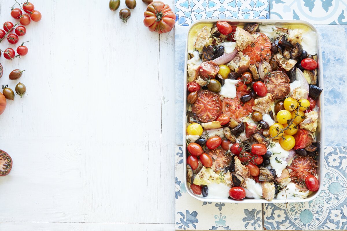 Traybake met onder andere tomaat, aubergine, mozarella en zuurdesembrood