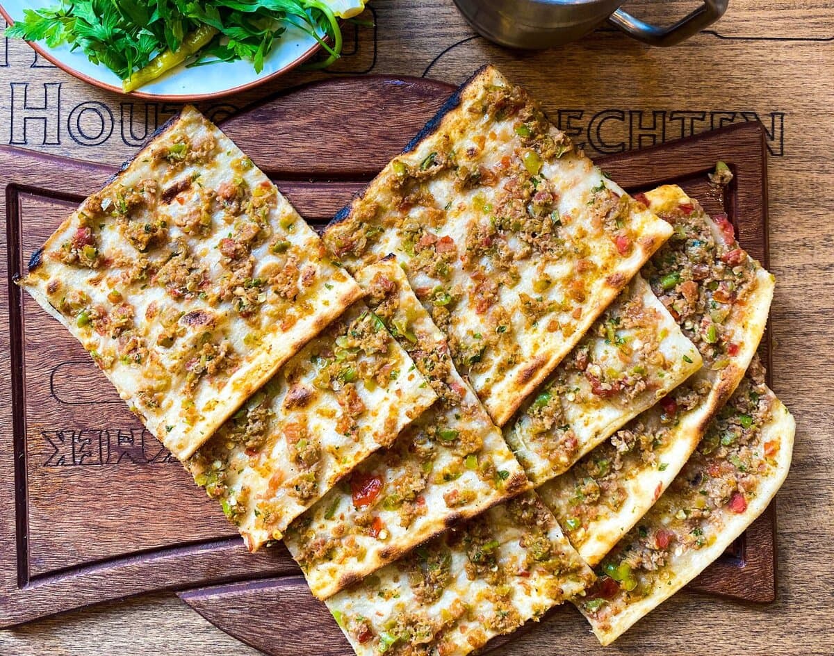 Verse pide bij Turks restaurant Nefis in Amsterdam