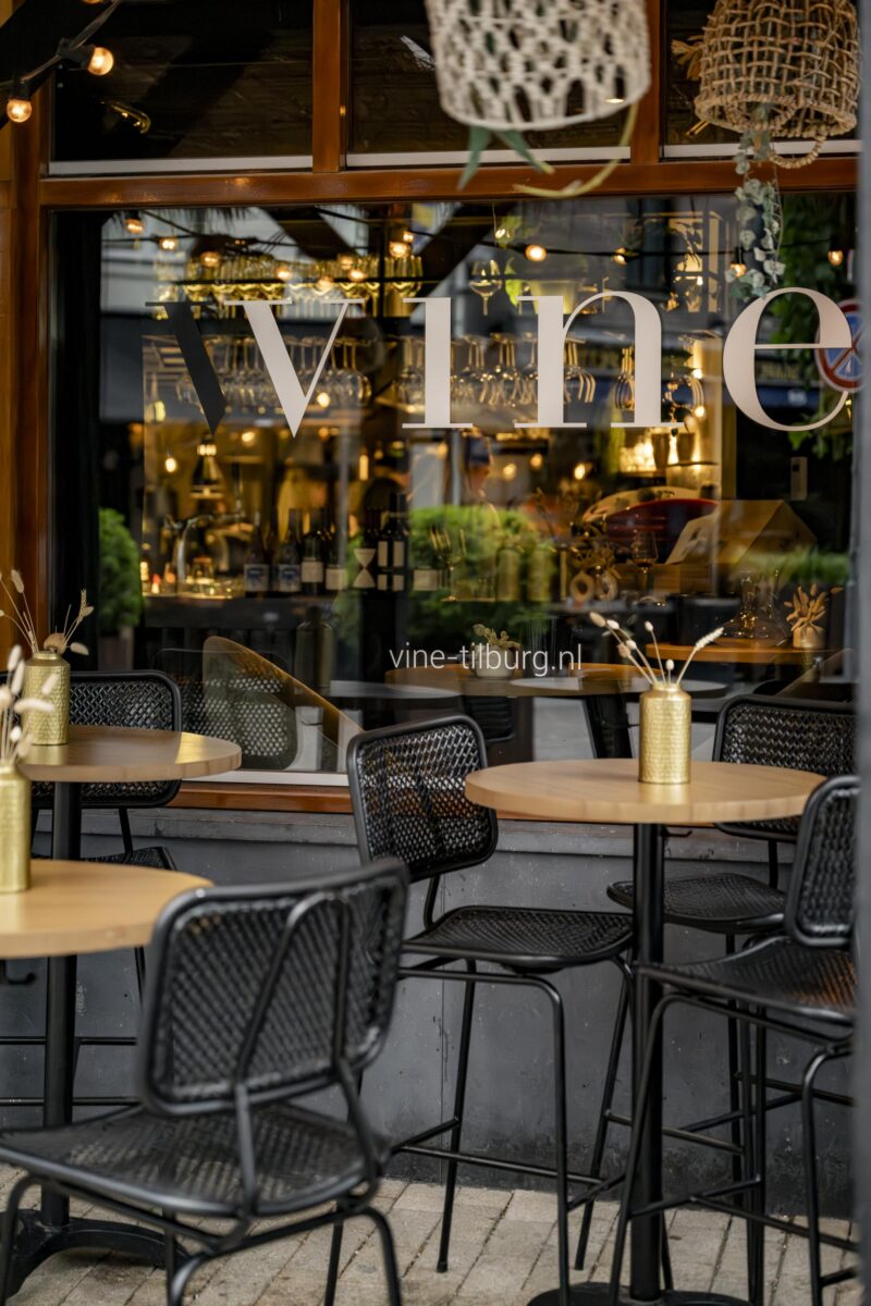 Ingang van wijnbar Vine in Tilburg