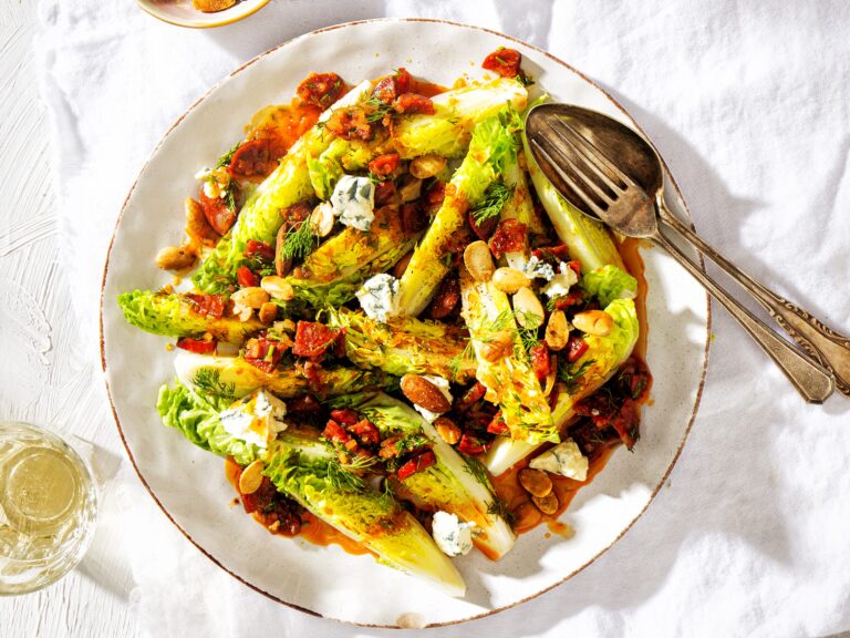 Wedge salad met chorizo-vinaigrette en blauwe kaas