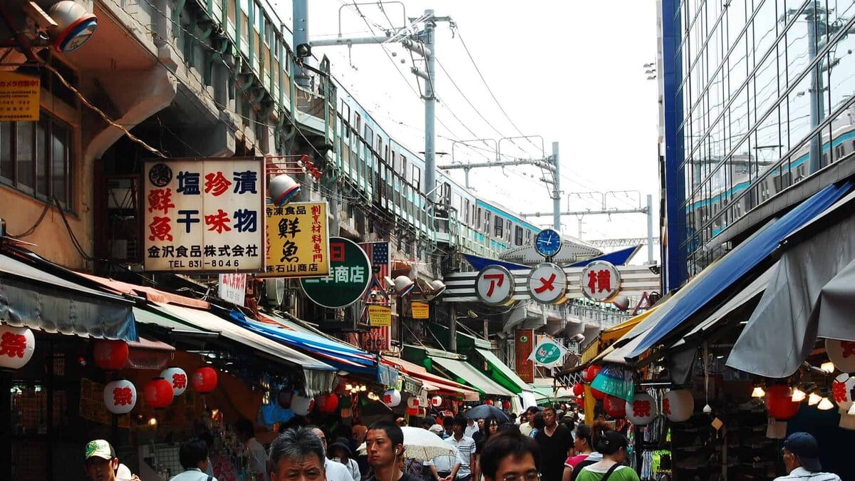 Markt met streetfood in Japan