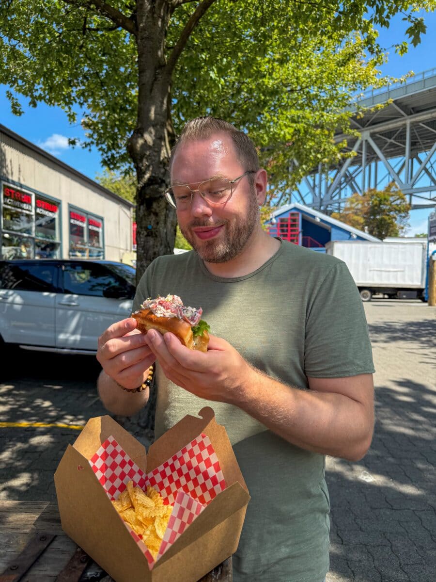 Bas Erkens eet een lobster roll bij The Lobster Man, een restaurant in Vancouver