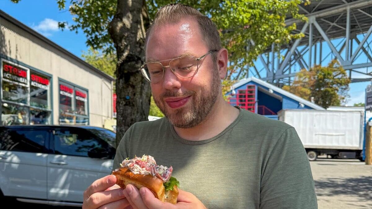 Bas Erkens eet een lobster roll bij The Lobster Man, een restaurant in Vancouver