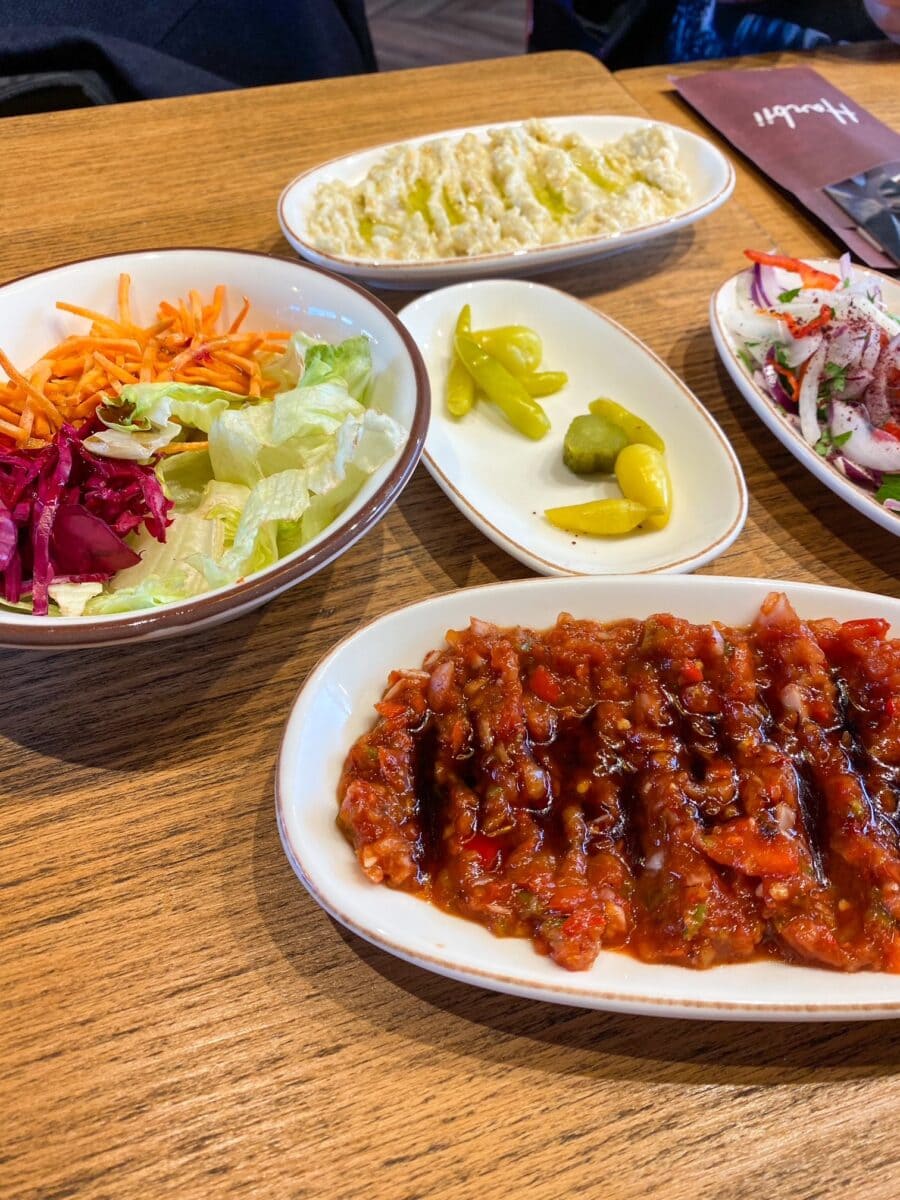 Borden met bijgerechten voor bij yaprak döner