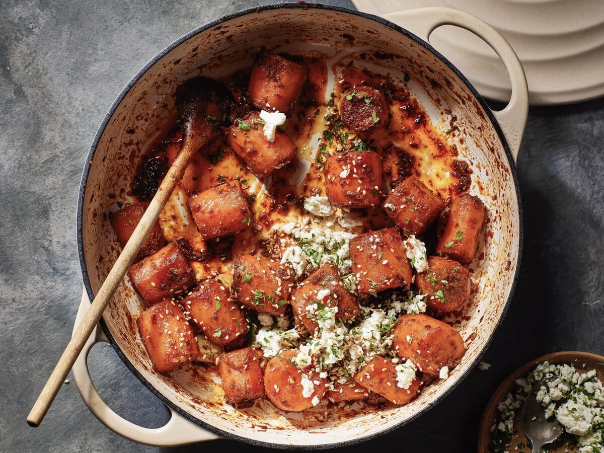 Stoofpan met gebraiseerde winterpeen en sinaasappel, knoflook, harissa en feta