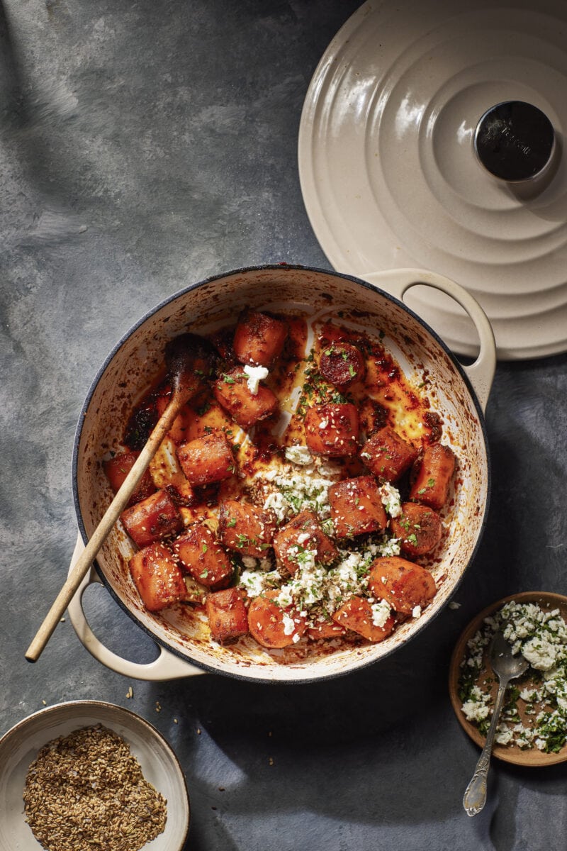 Stoofpan met gebraiseerde winterpeen en sinaasappel, knoflook, harissa en feta