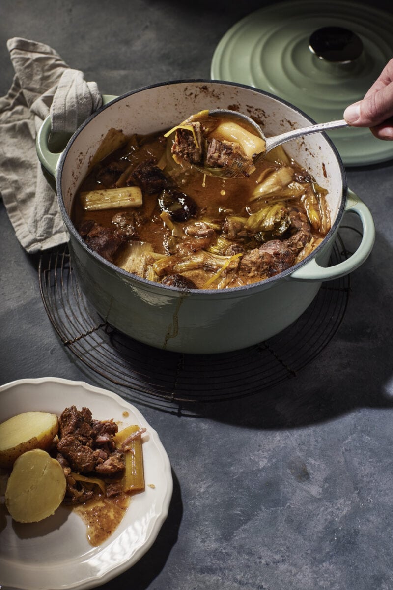Stoofpan met rundersukade in mosterdsaus met gedroogde pruimen en prei