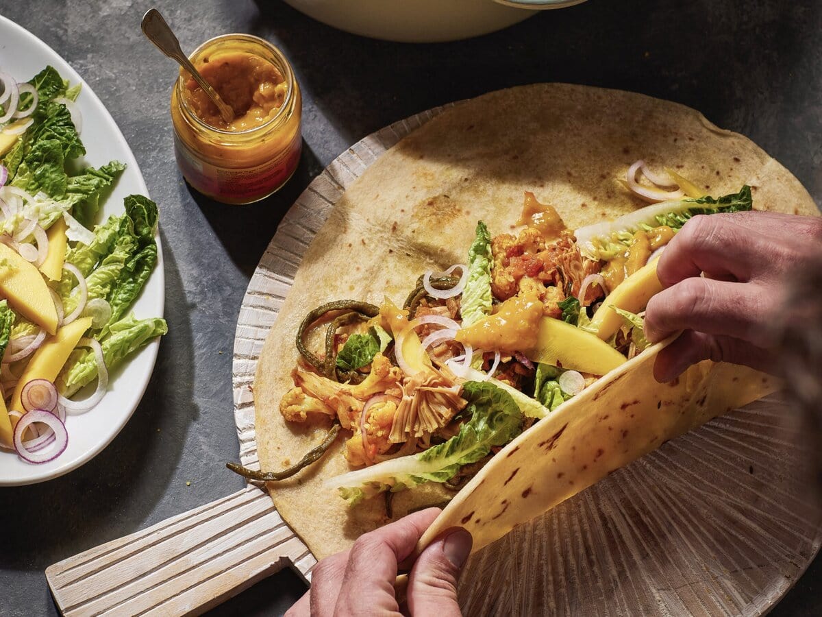 Rotivel met Surinaamse jackfruitcurry met onder andere bloemkool en kousenband