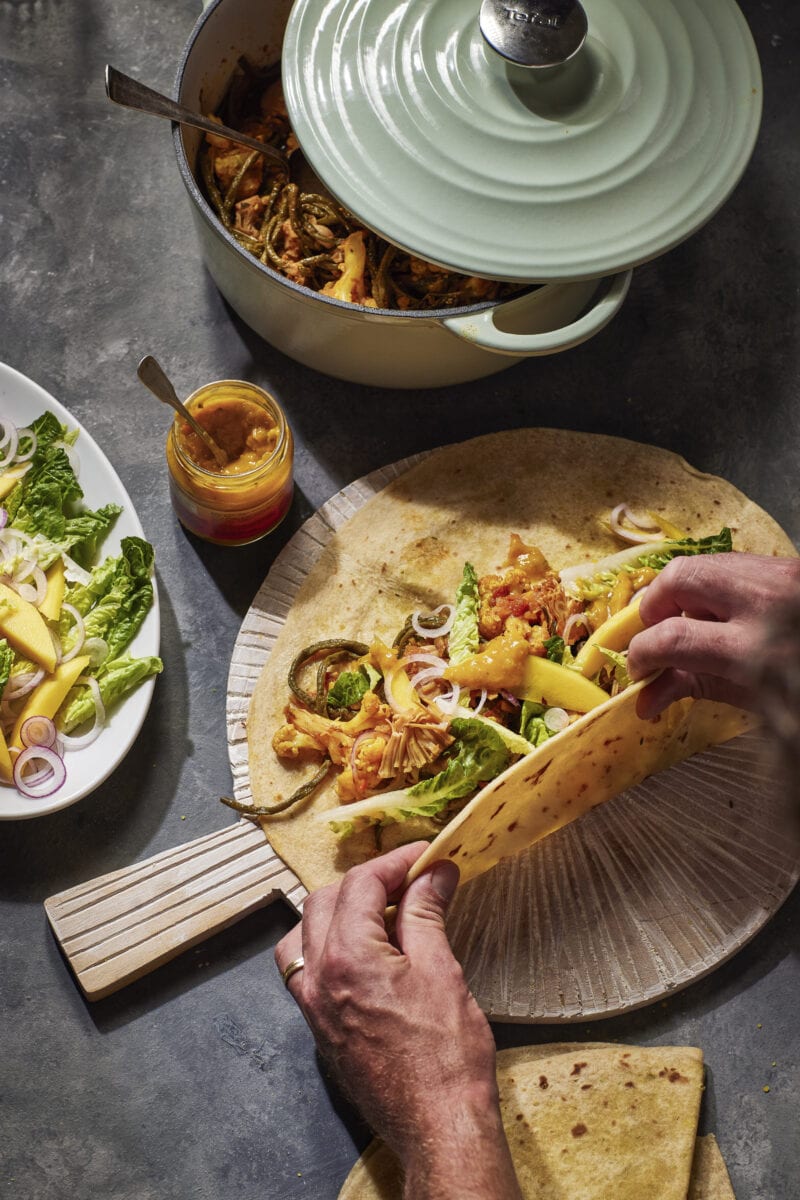 Rotivel met Surinaamse jackfruitcurry met onder andere bloemkool en kousenband