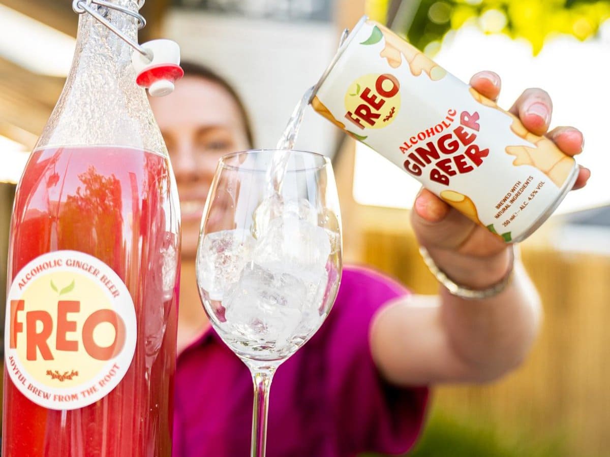 FREO schenken in een glas en fles ernaast