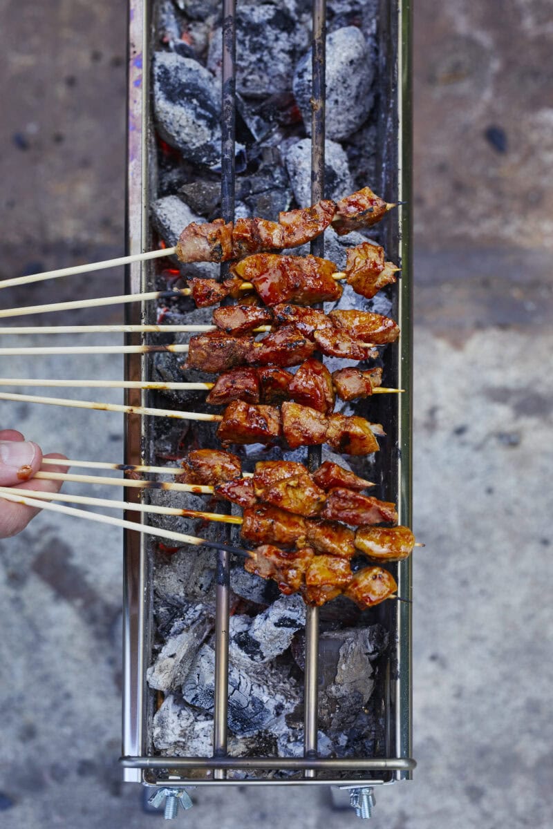 Stokjes saté op een barbecue