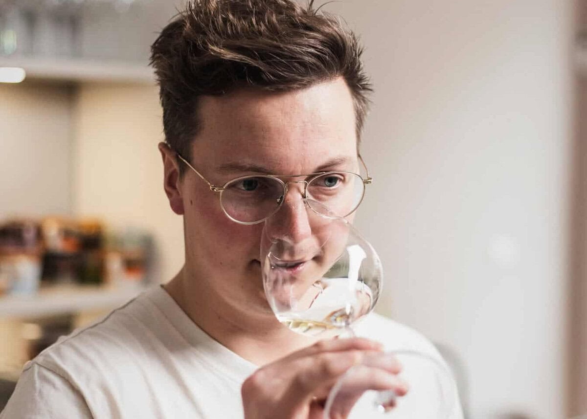 Jan Jaap sommelier ruikt aan glas wijn