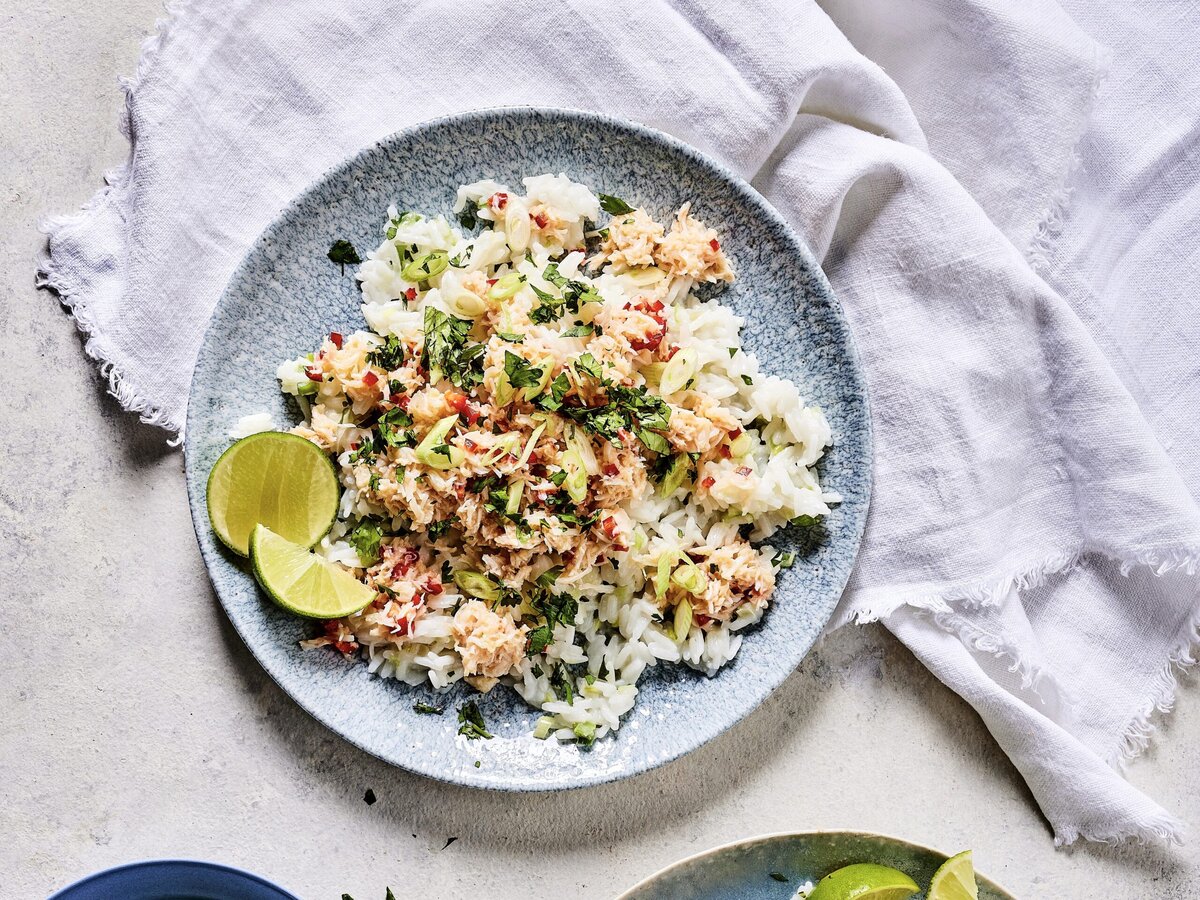 Kokosrijst met krab, sereh, lente-ui, koriander en limoen