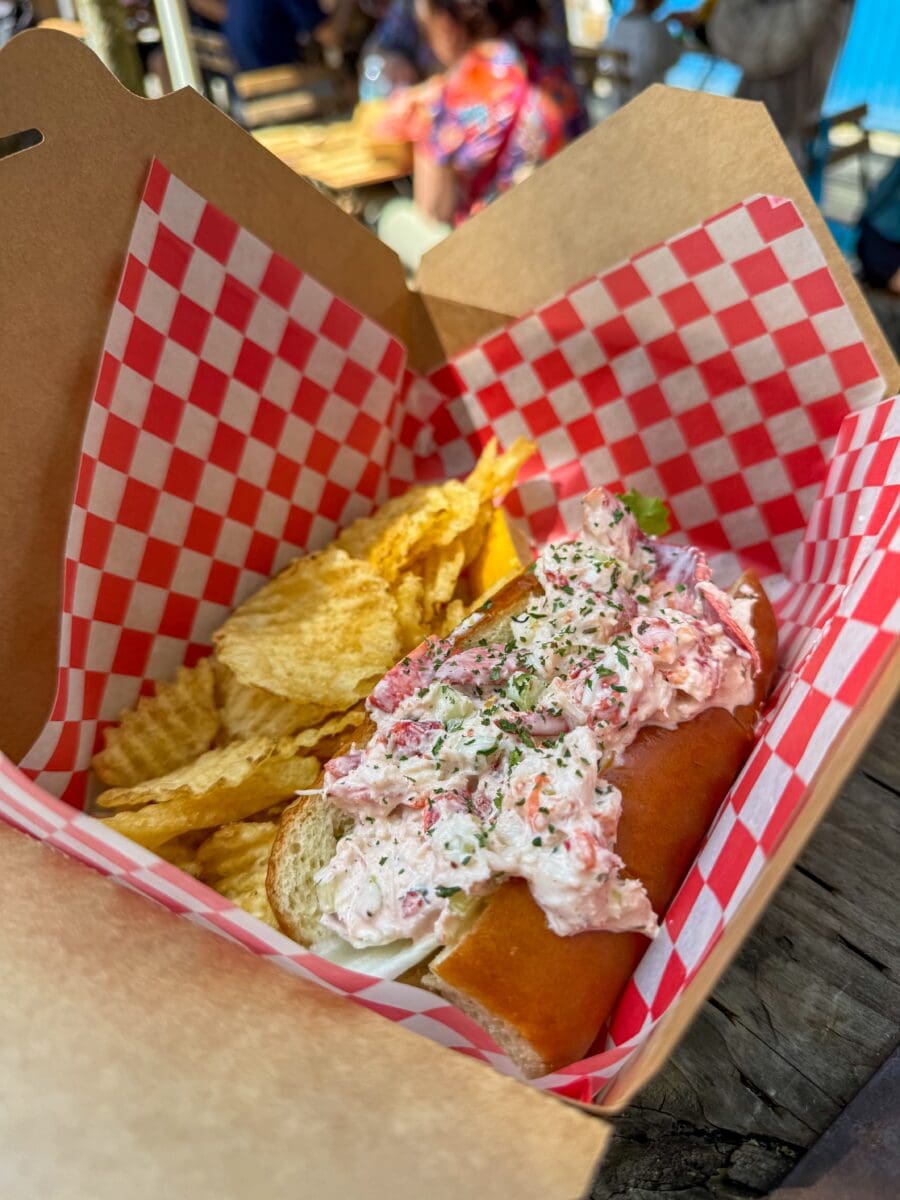 Lobster roll van The Lobster Man, een restaurant in Vancouver