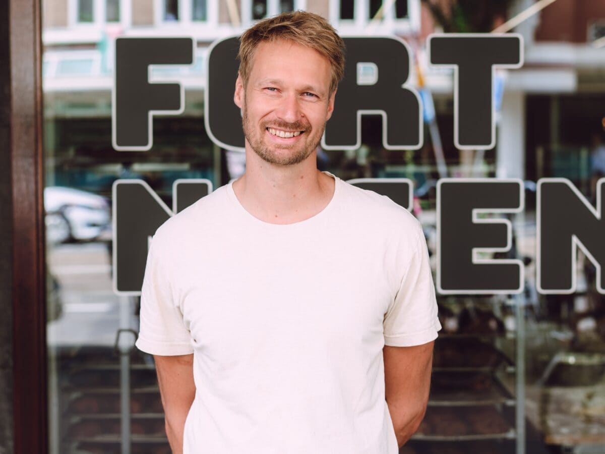 maarten staat voor zijn bakkerij fort negen