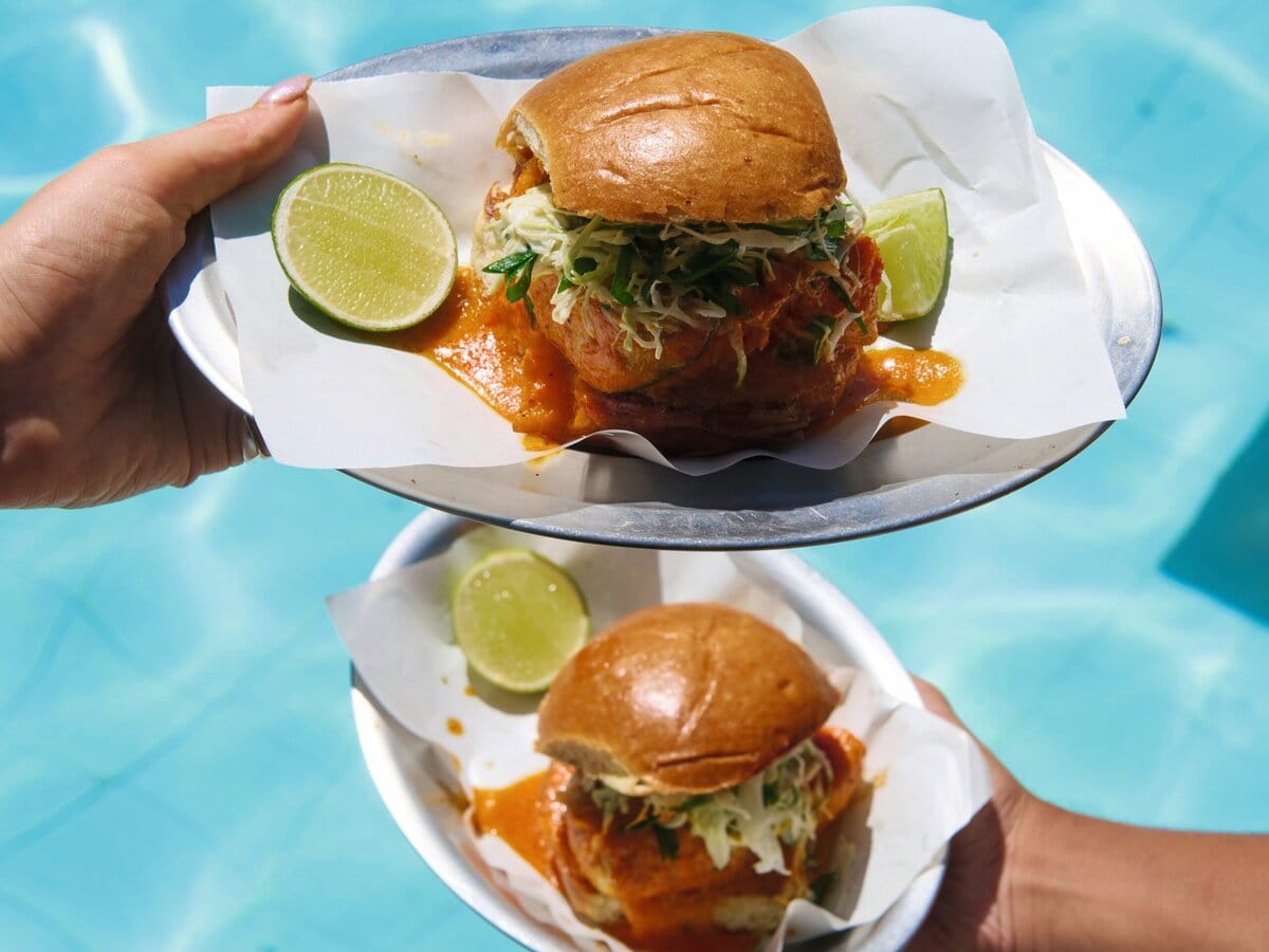 Moqueca visburger op borden voor zwembad