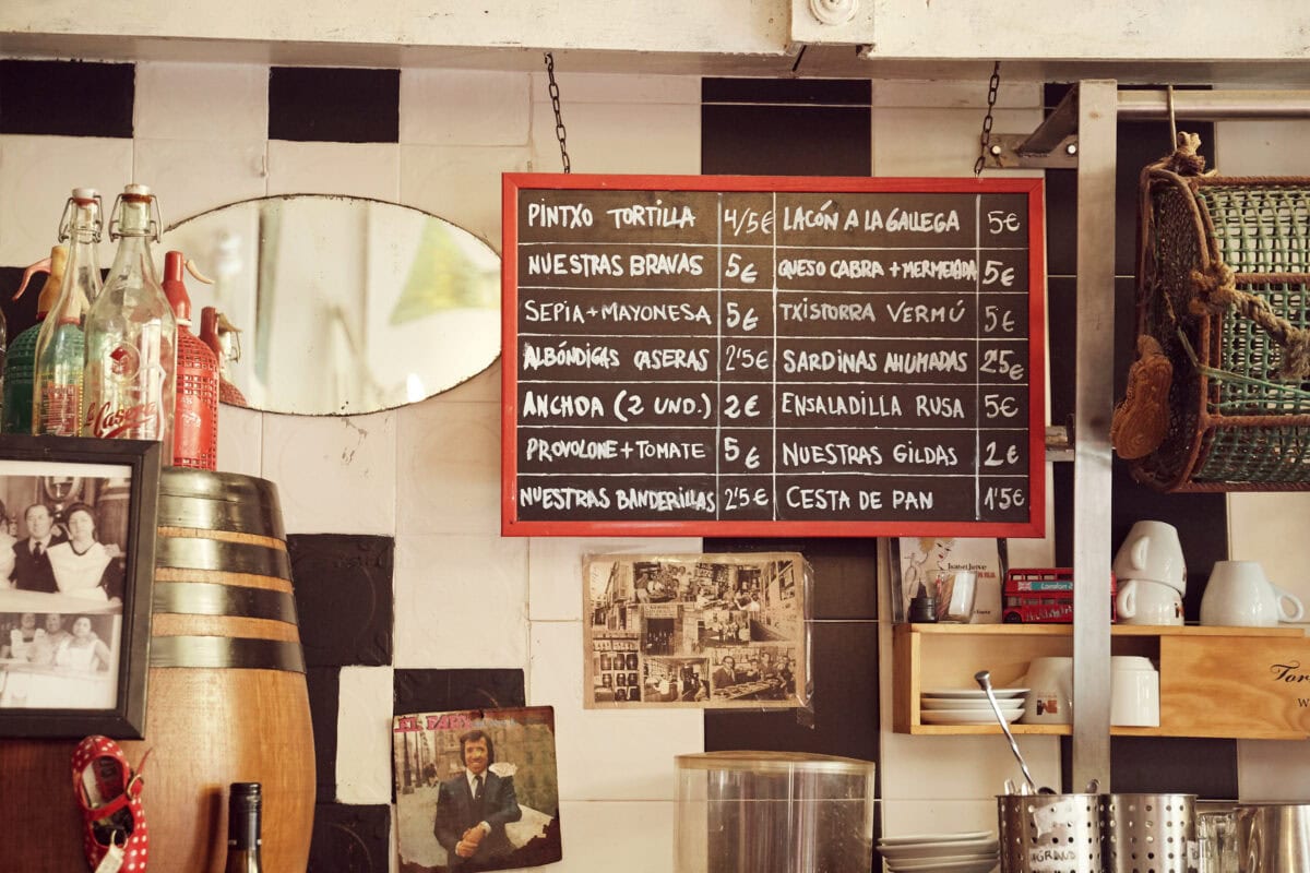Krijtbord achter de bar met de menukaart van een Spaans restaurant