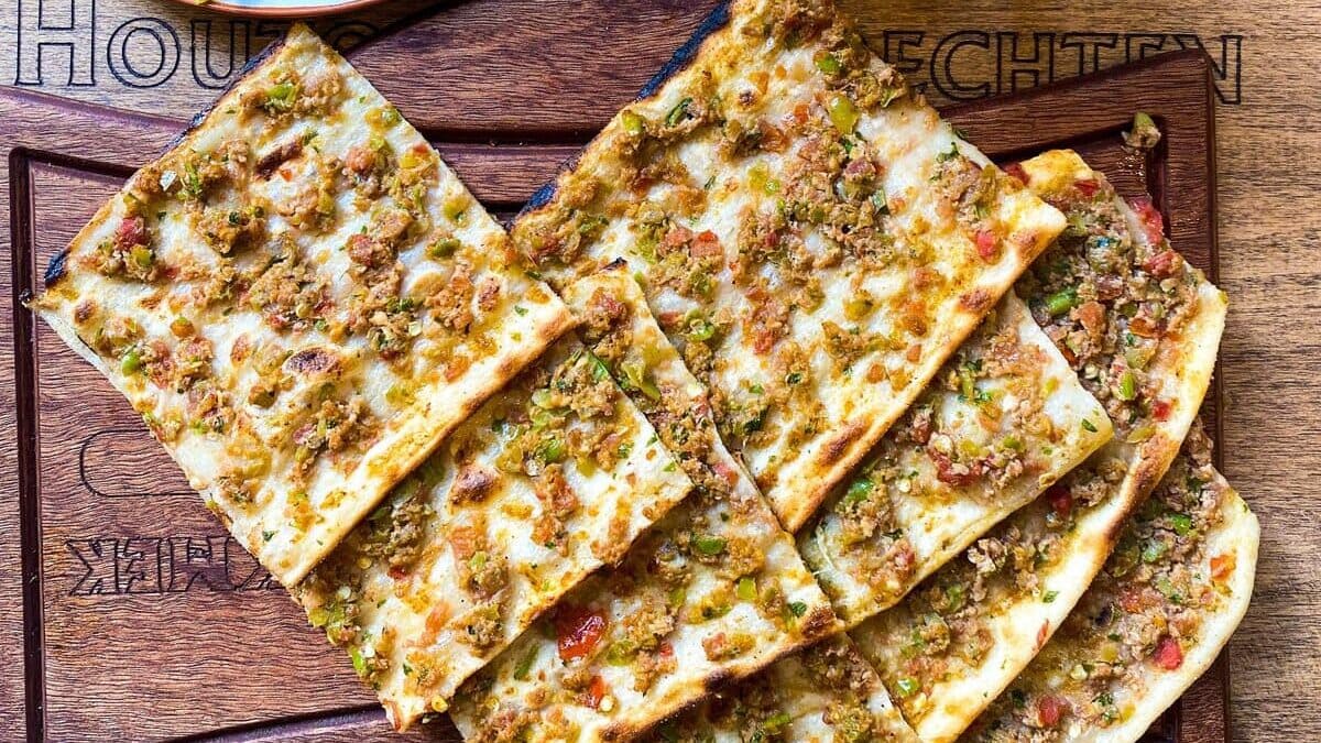 Verse pide bij Turks restaurant Nefis in Amsterdam