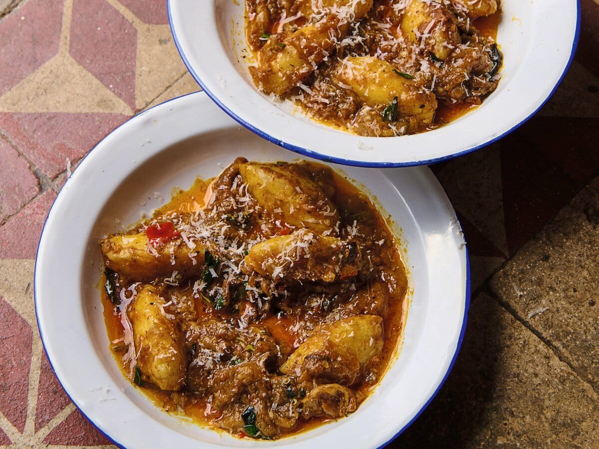 Zoete-aardappelgnocchi met gekruide aubergineragout op twee borden