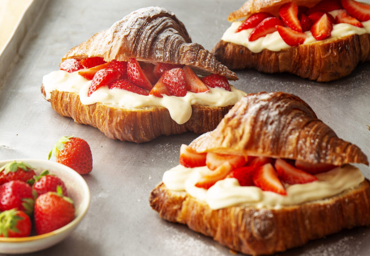 gevulde aardbeiencroissants op plaat