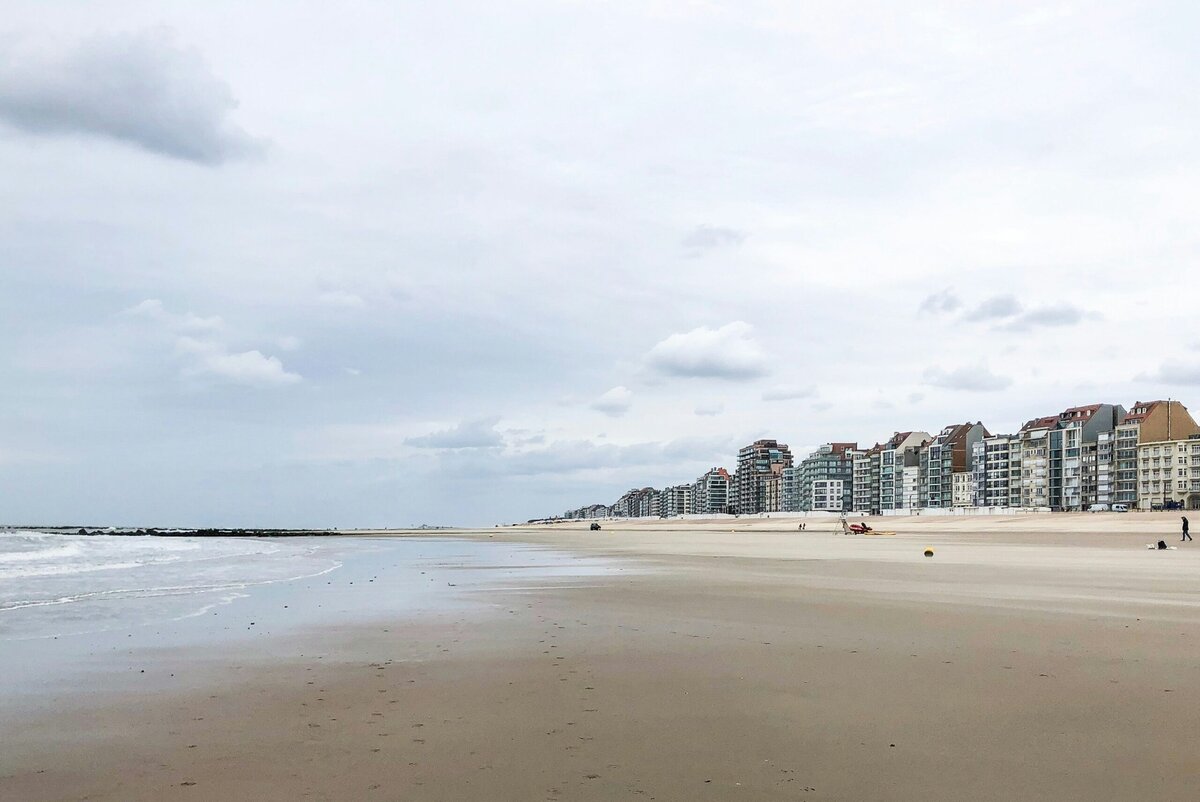 Het strand van Knokke-Heist op een bewolkte dag