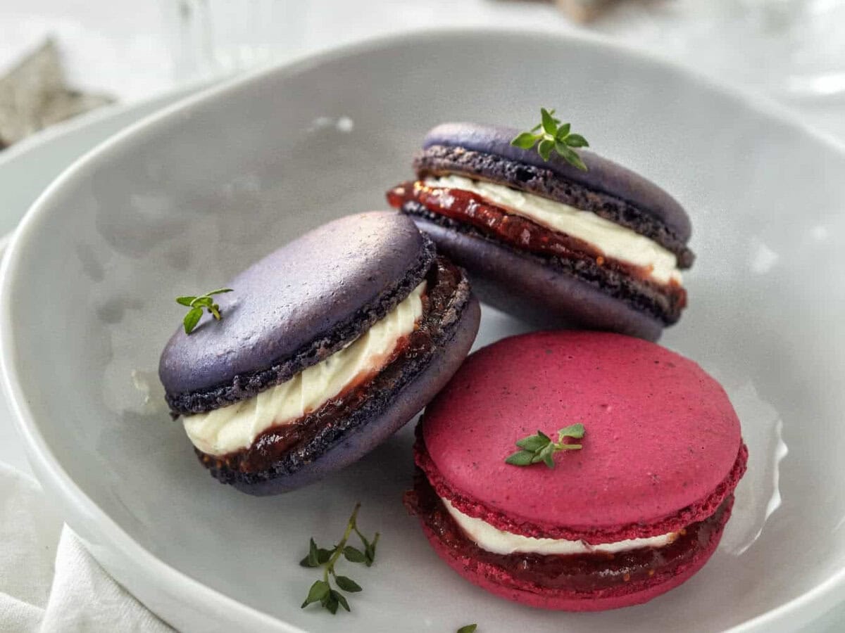 bord met hartige macarons erop