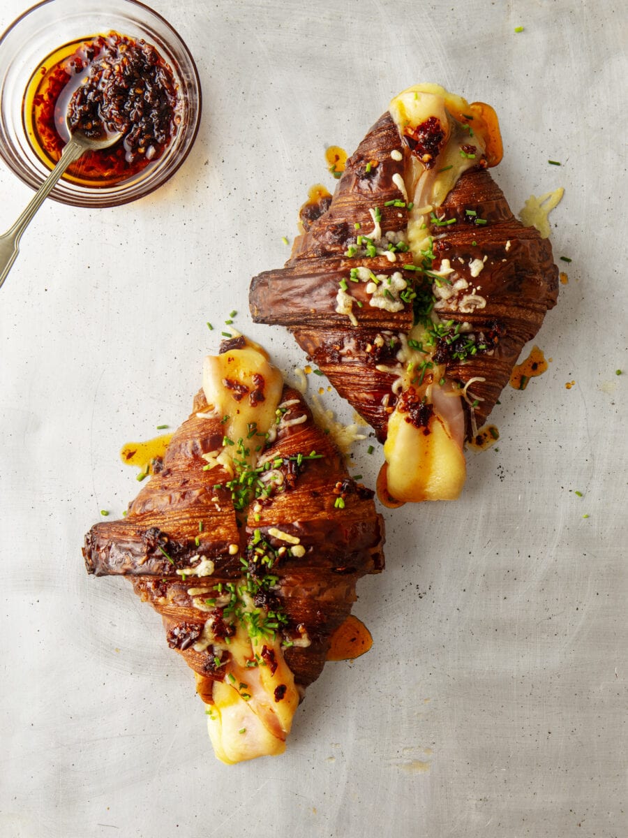 croissant met kaas en chili erin