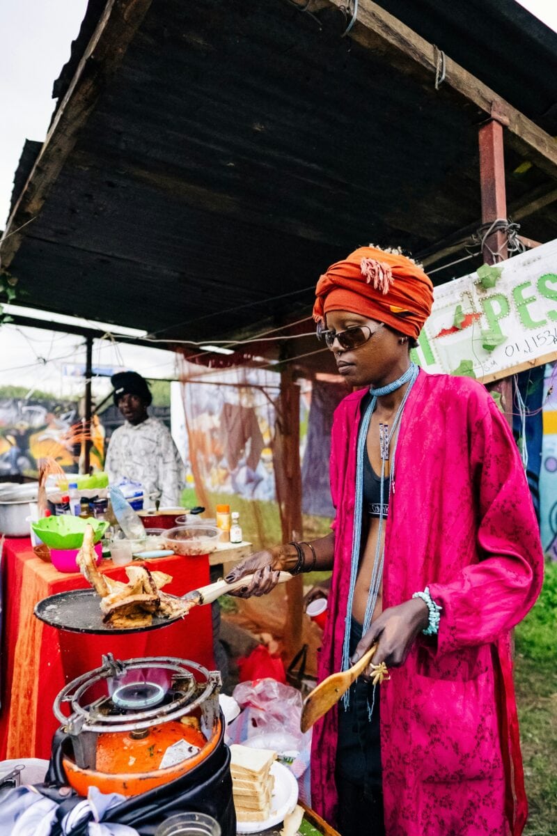 Kok maakt streetfood in Nairobi op straat in Kenia
