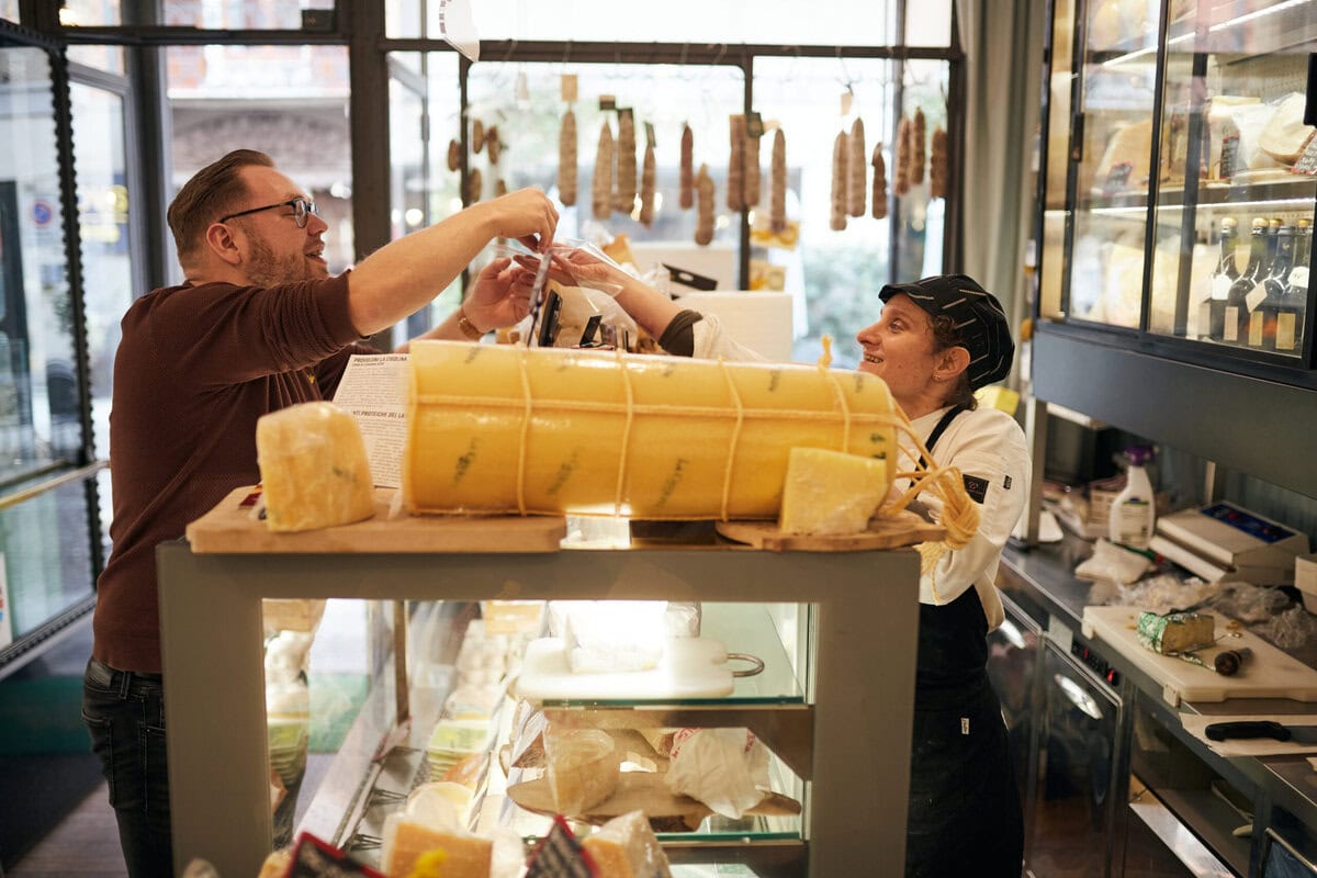 Bas Erkens haalt kaas bij een Italiaanse delicatessenwinkel