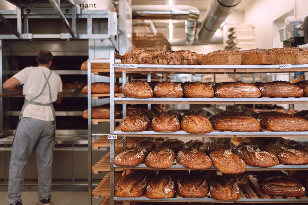 bakker bij rek met broden
