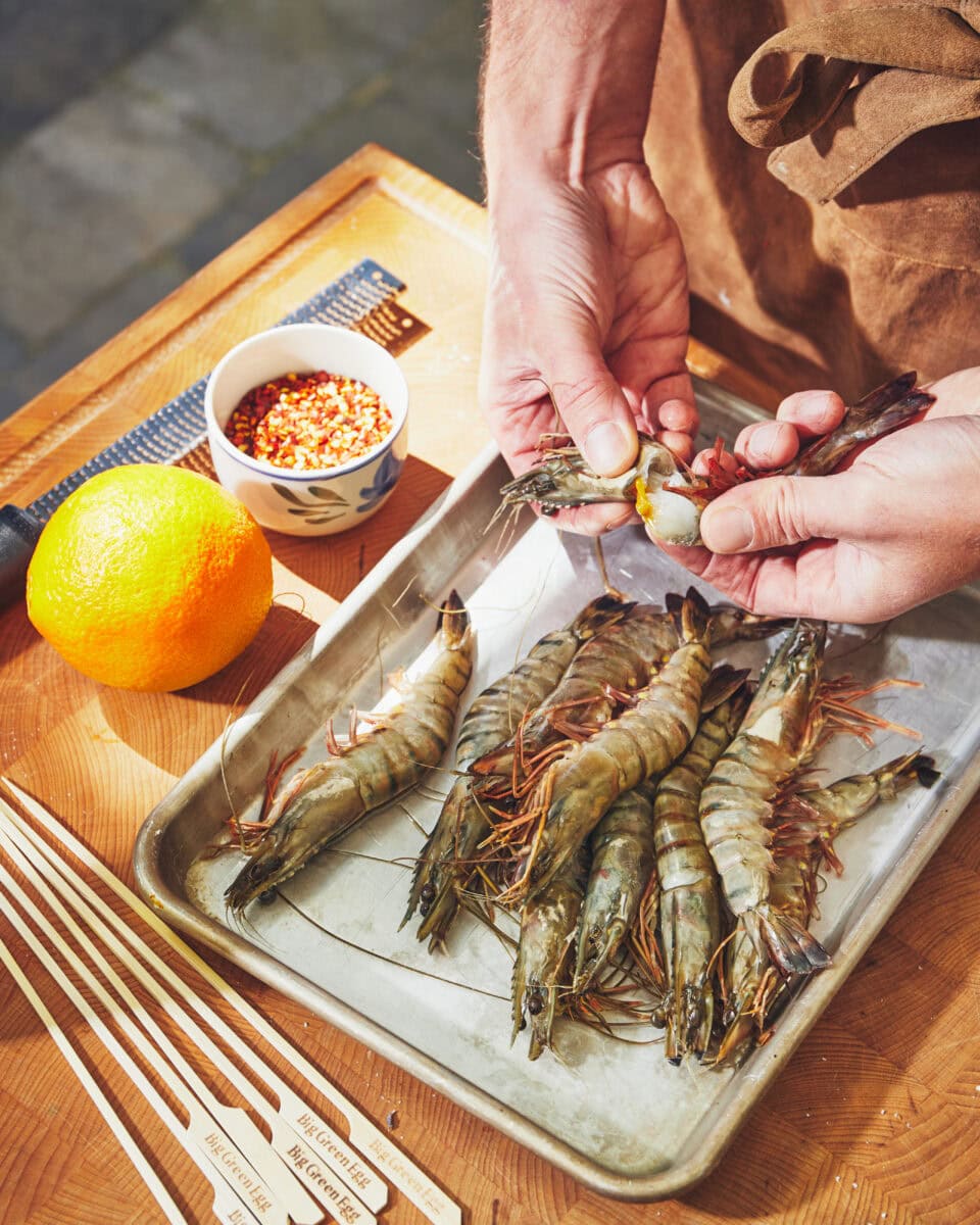 handen die garnalen pellen