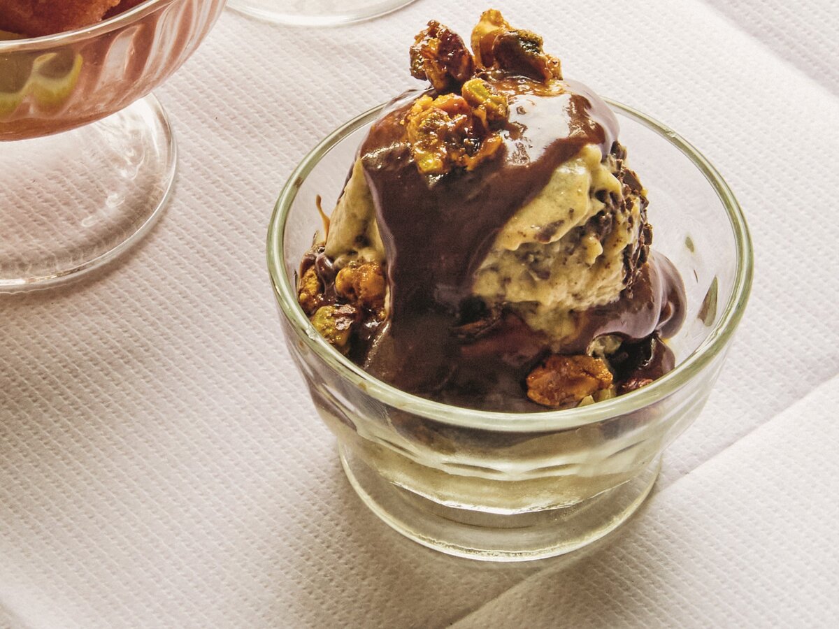 gebakken-banaanijs met choc-fudgesaus in een glas