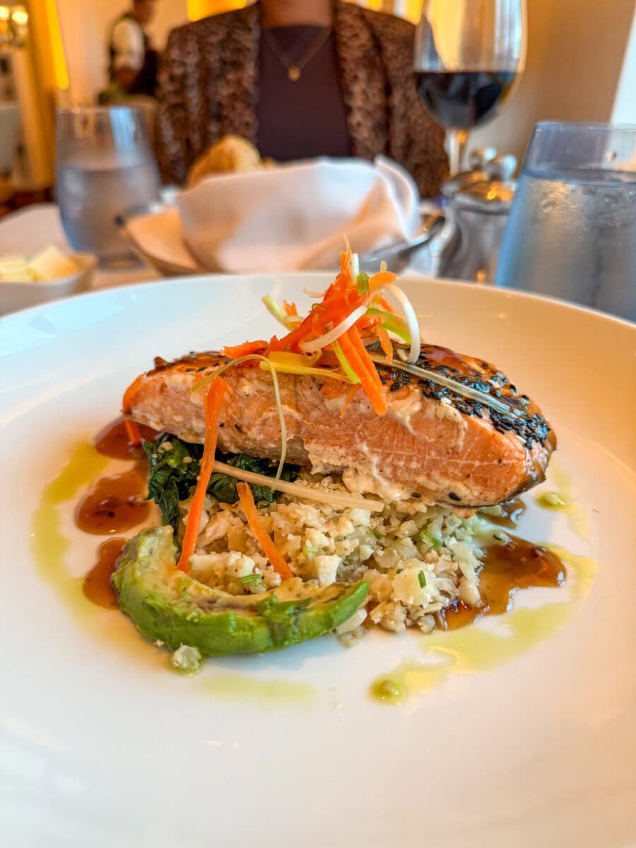 Gebakken zalmfilet aan boord van de Koningsdam in Alaska