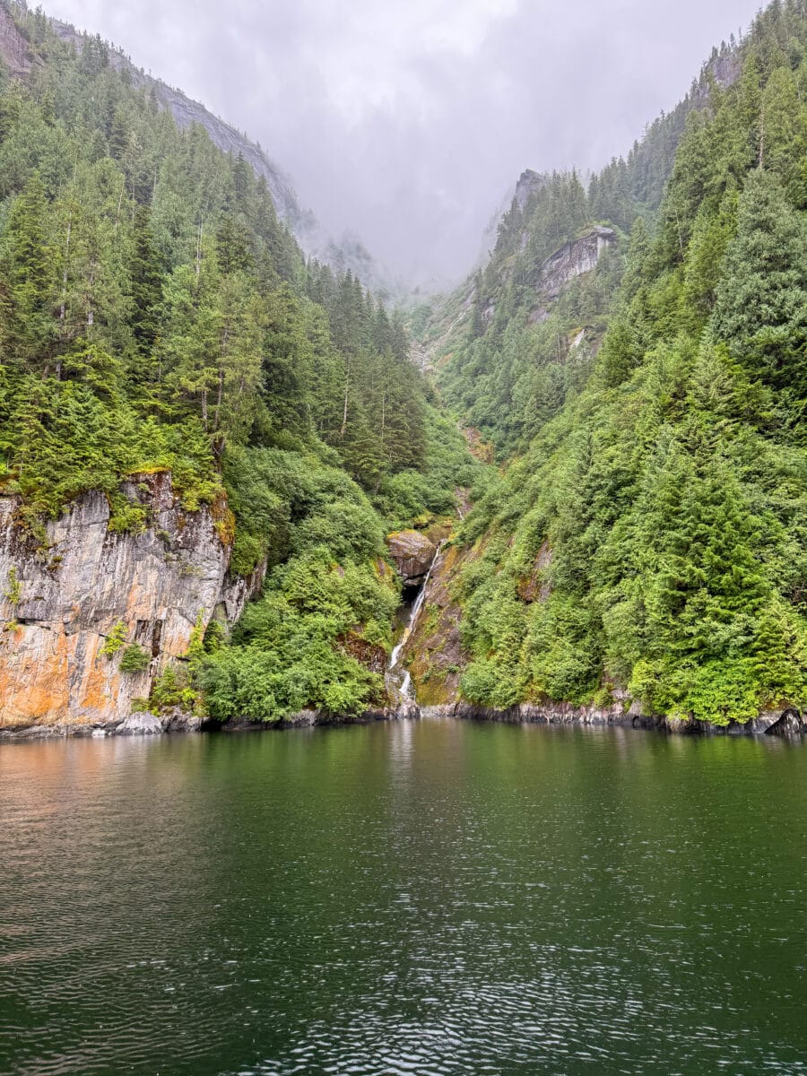 Waterval bij Misty Fjords in Alaska