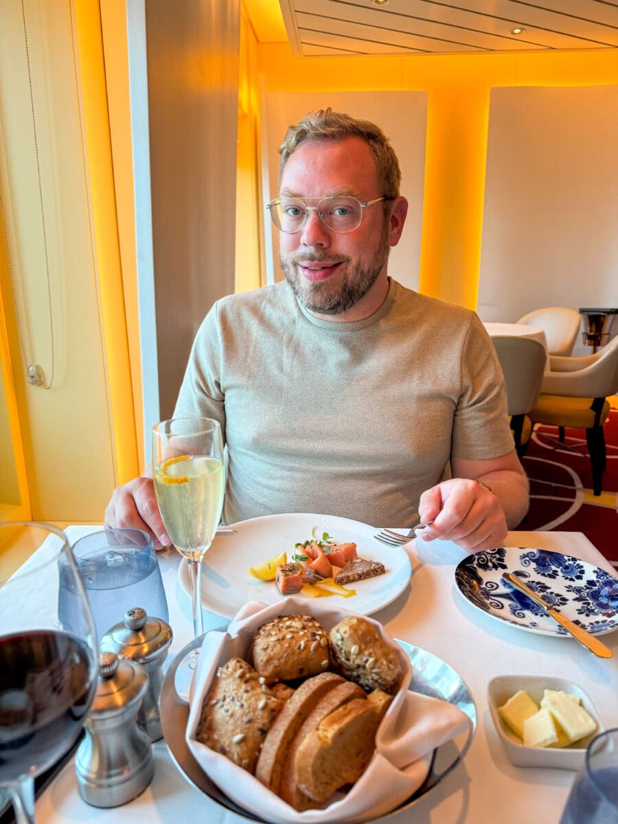 Bas eet zalm op een cruisechip van Holland America Line