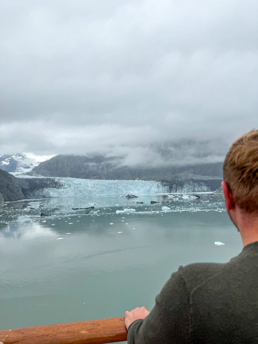 Bas Erkens kijkt uit over de Margeriegletsjer bij Glacier Bay in Alaska